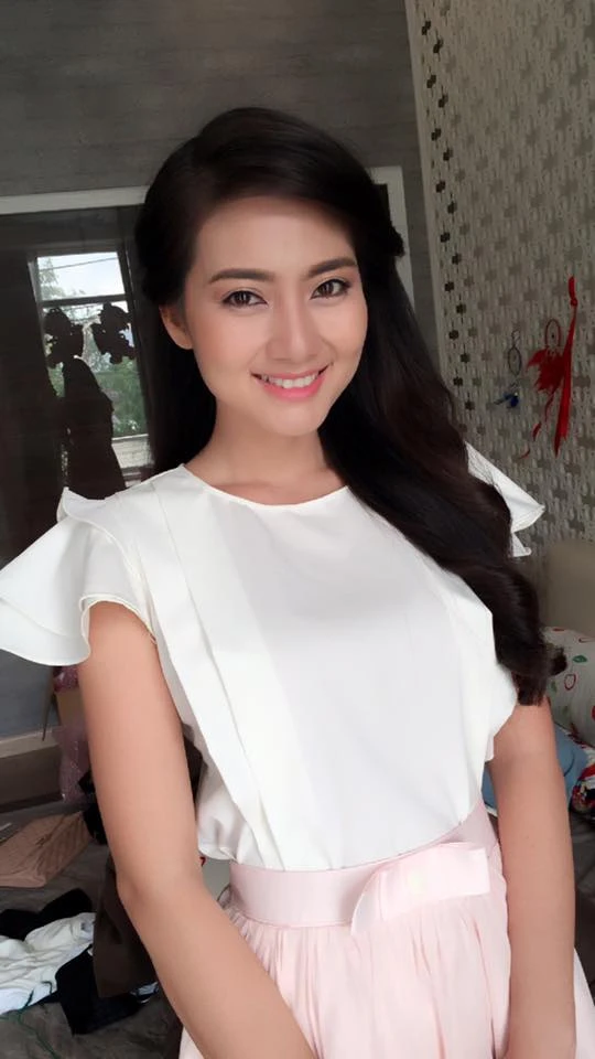 Cô có nụ cười dịu dàng, nữ tính