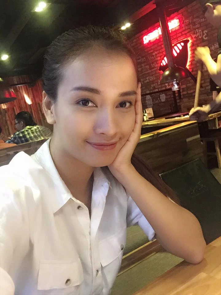 Với khuôn mặt không trang điểm, Ái Phương vẫn xinh xắn như thường