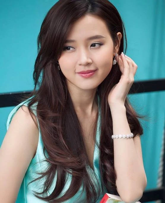 Sau khi trang điểm Midu cũng không có nhiều sự khác lạ so với trước ngoài sự long lanh và quyến rũ hơn.