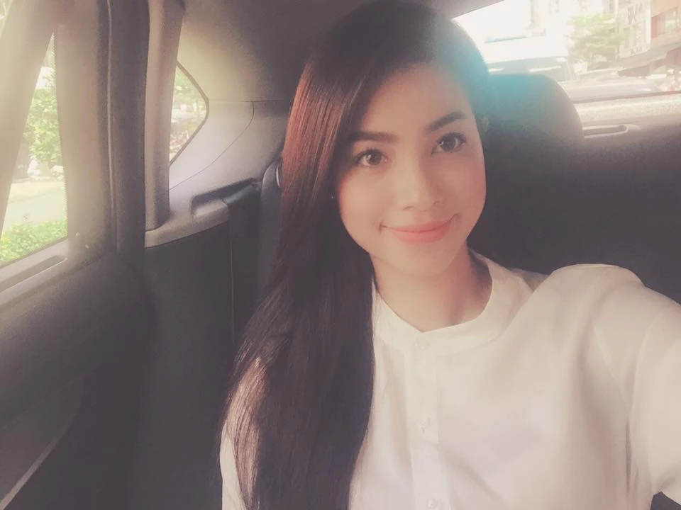 Góc mặt quen thuộc Phạm Hương thường chọn khi chụp ảnh selfie.&nbsp;Phạm Hương được xem là một trong những hoa hậu có gương mặt mộc đẹp.