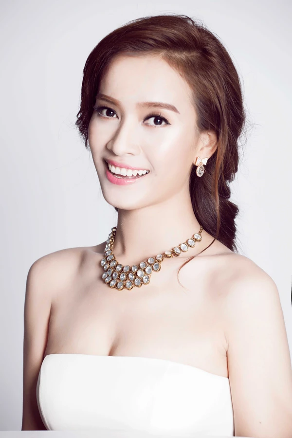 Ở Ái Phương luôn toát lên thần thái xinh đẹp và tươi tắn.