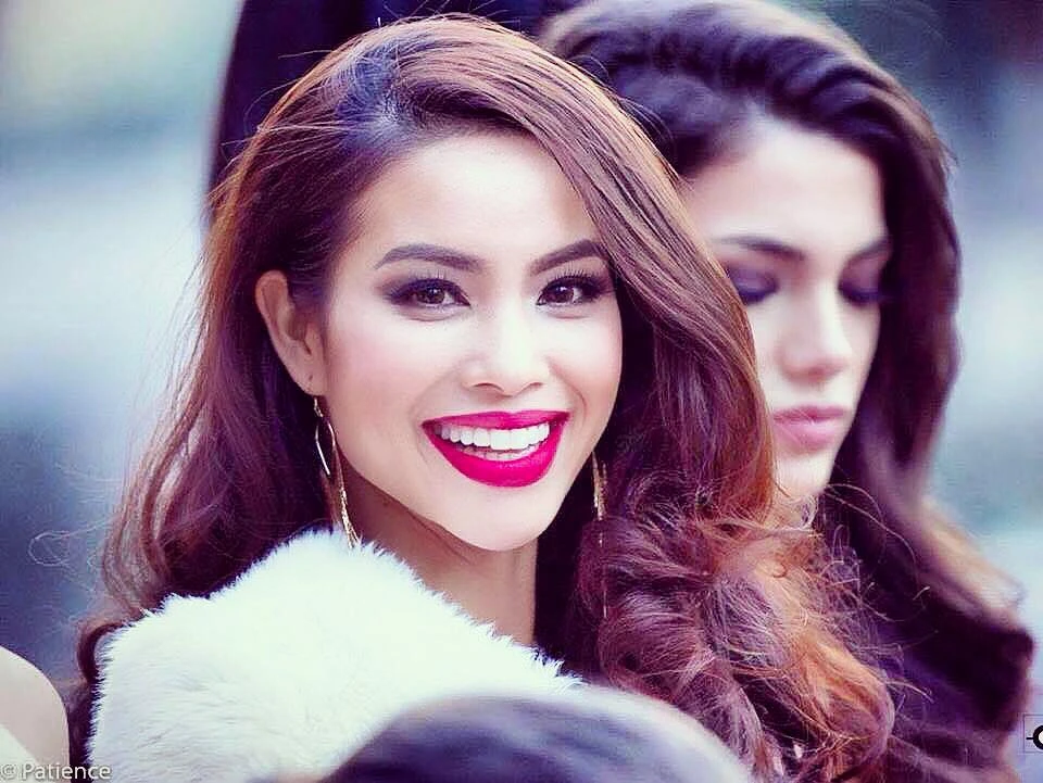 Sau khi trang điểm trông Phạm Hương tây và hiện đại hơn nhờ đường nét được sắc sảo hơn.