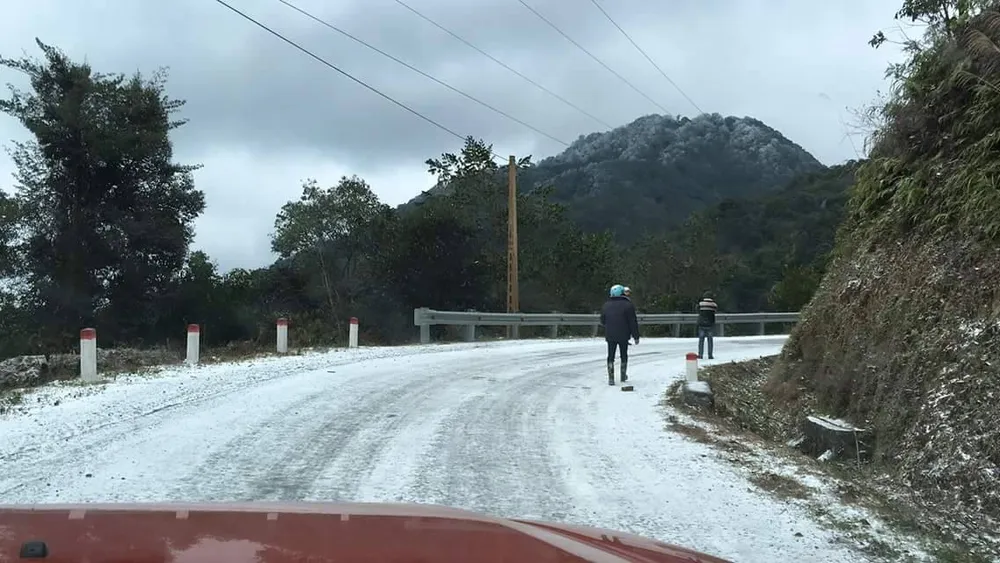 Nhiều nơi ở miền Bắc chìm trong băng tuyết lịch sử âm 6-8 độ C ảnh 16