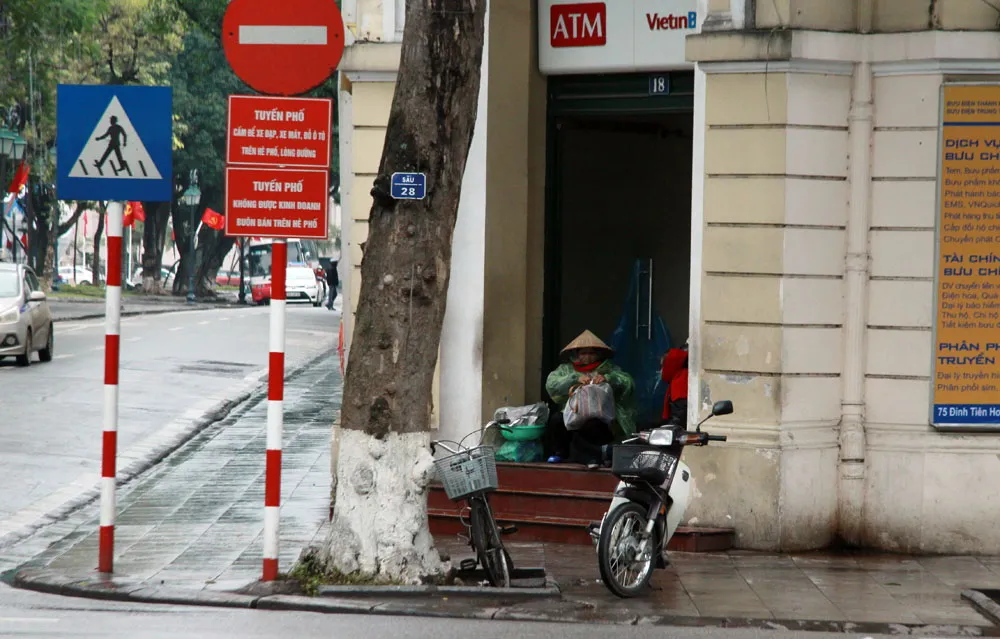 Người Hà Nội đốt lửa chống rét kỷ lục ảnh 11