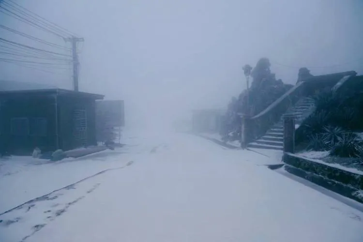 Nhiều nơi ở miền Bắc chìm trong băng tuyết lịch sử âm 6-8 độ C ảnh 1