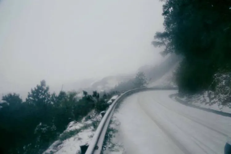 Nhiều nơi ở miền Bắc chìm trong băng tuyết lịch sử âm 6-8 độ C ảnh 3