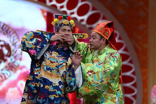 Nam Tào (Xuân Bắc) và Táo Tinh thần (Tự Long) trong một cảnh quay. khan-gia-thich-thu-voi-tao-quan-2016-1