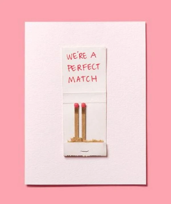 Một tấm thiệp Valentine với 2 que diêm