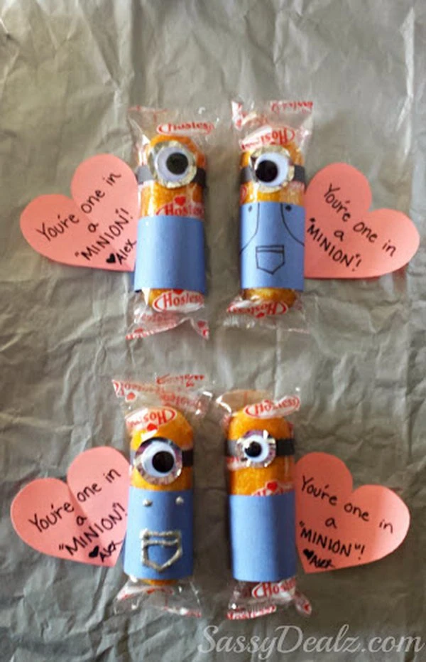 Bạn là một Minion. Một món quà Valentine thú vị dành cho trẻ em được làm từ giấy thủ công.