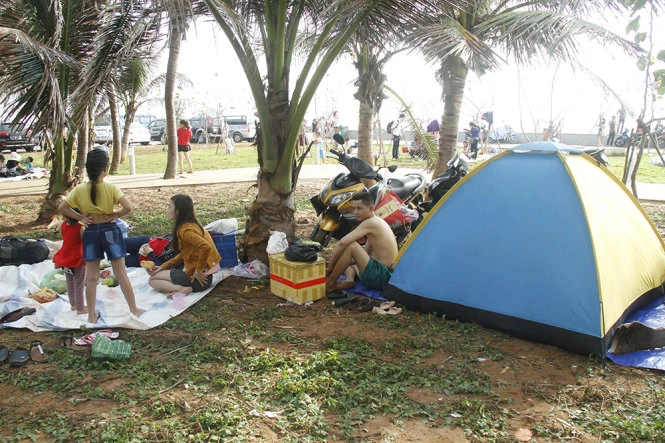 Vũng Tàu kín khách du lịch, nhiều người phải ngủ ở công viên 