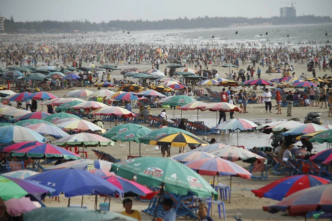 Vũng Tàu kín khách du lịch, nhiều người phải ngủ ở công viên 