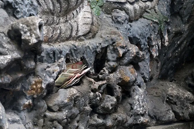 Tiền lẻ rải khắp nơi ở đền chùa Hà Nội ảnh 10