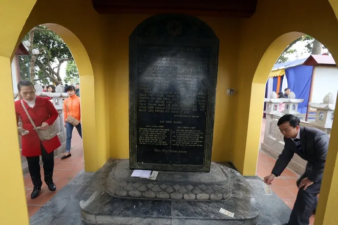 Tiền lẻ rải khắp nơi ở đền chùa Hà Nội ảnh 7