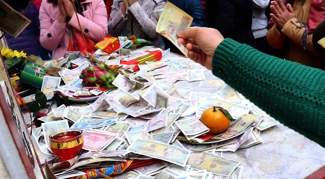 Tiền lẻ rải khắp nơi ở đền chùa Hà Nội ảnh 2