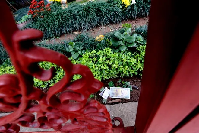 Tiền lẻ rải khắp nơi ở đền chùa Hà Nội ảnh 4