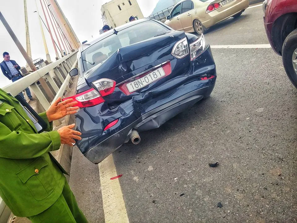 4 xe ô tô đâm liên hoàn trên cầu Bãi Cháy ảnh 1 4 xe ô tô đâm liên hoàn trên cầu Bãi Cháy ảnh 1