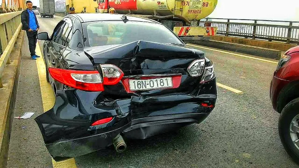 4 xe ô tô đâm liên hoàn trên cầu Bãi Cháy ảnh 2
