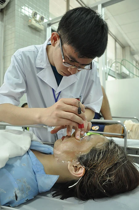 Tạm giữ một nghi can tạt acid nữ sinh giữa phố Sài Gòn ảnh 2