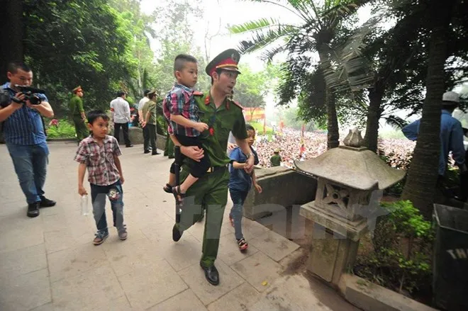 Hình ảnh đẹp về các chiến sĩ công an ở lễ hội đền Hùng ảnh 9