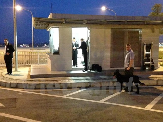 Chuyên cơ chở Tổng thống Obama đã đáp xuống sân bay Nội Bài ảnh 12