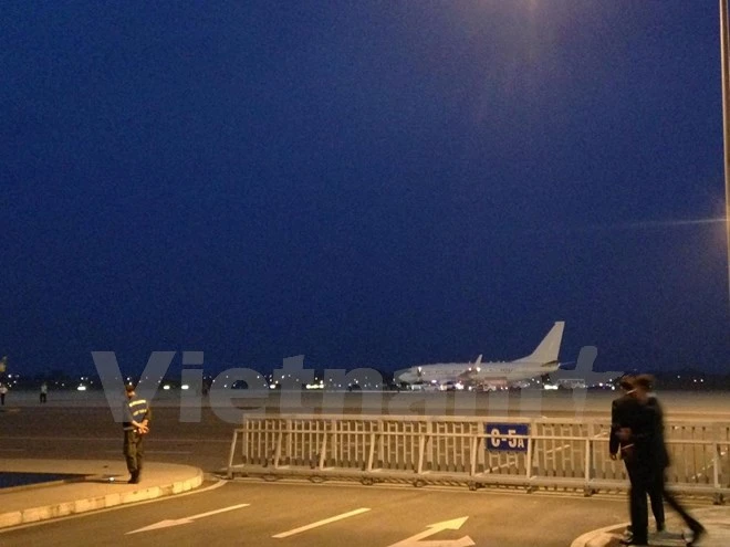 Chuyên cơ chở Tổng thống Obama đã đáp xuống sân bay Nội Bài ảnh 13