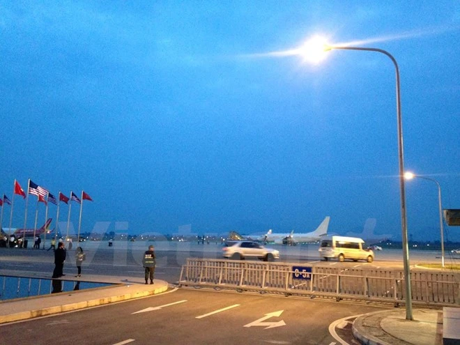 Chuyên cơ chở Tổng thống Obama đã đáp xuống sân bay Nội Bài ảnh 14