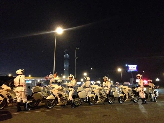 Chuyên cơ chở Tổng thống Obama đã đáp xuống sân bay Nội Bài ảnh 16