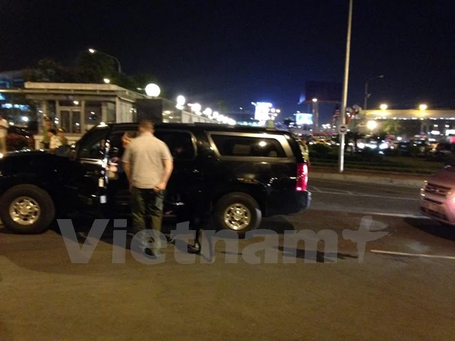 Chuyên cơ chở Tổng thống Obama đã đáp xuống sân bay Nội Bài ảnh 21