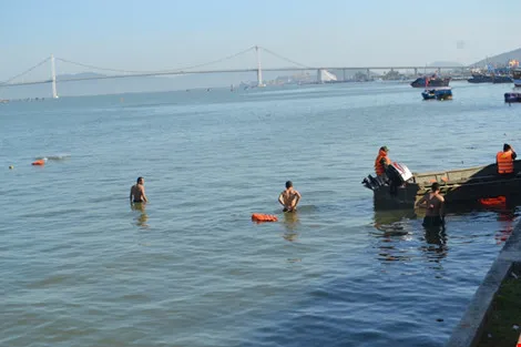 Vụ chìm tàu trên sông Hàn: Mở rộng tìm kiếm các nạn nhân về phía biển ảnh 2