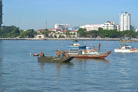 Vụ chìm tàu trên sông Hàn: Mở rộng tìm kiếm các nạn nhân về phía biển ảnh 4