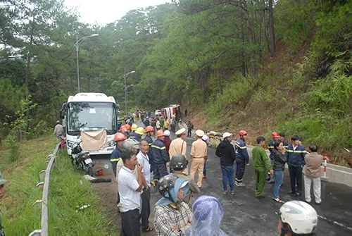 Kinh hoàng: 2 xe khách tông nhau trên đèo Prenn, 7 người chết ảnh 7 Kinh hoàng: 2 xe khách tông nhau trên đèo Prenn, 7 người chết ảnh 7