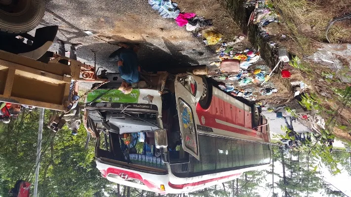 Kinh hoàng: 2 xe khách tông nhau trên đèo Prenn, 7 người chết ảnh 1 Kinh hoàng: 2 xe khách tông nhau trên đèo Prenn, 7 người chết ảnh 1