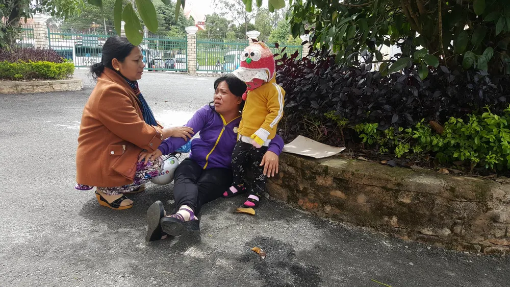 Gia đình nạn nhân đợi tin người thân ở BV Đa khoa tỉnh Lâm Đồng. Ảnh: CTV