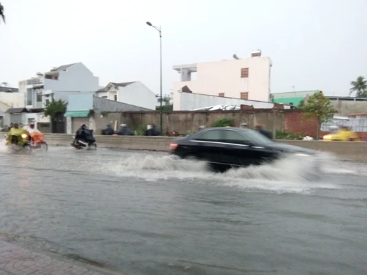 Đường nâng cao vút cũng ngập là sao? ảnh 1