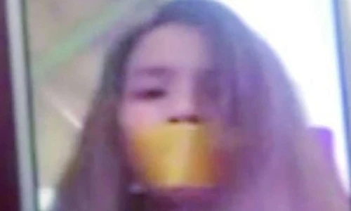 Vợ dàn cảnh bị bắt cóc để lấy tiền của chồng đem cho bạn trai mới quen trên mạng. Ảnh: SCMP Vợ dàn cảnh bị bắt cóc để lấy tiền của chồng đem cho bạn trai mới quen trên mạng. Ảnh: SCMP.