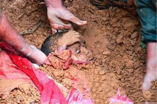 Hơn 100 em bé bị 'chôn sống' để làm vật hiến tế ảnh 1
