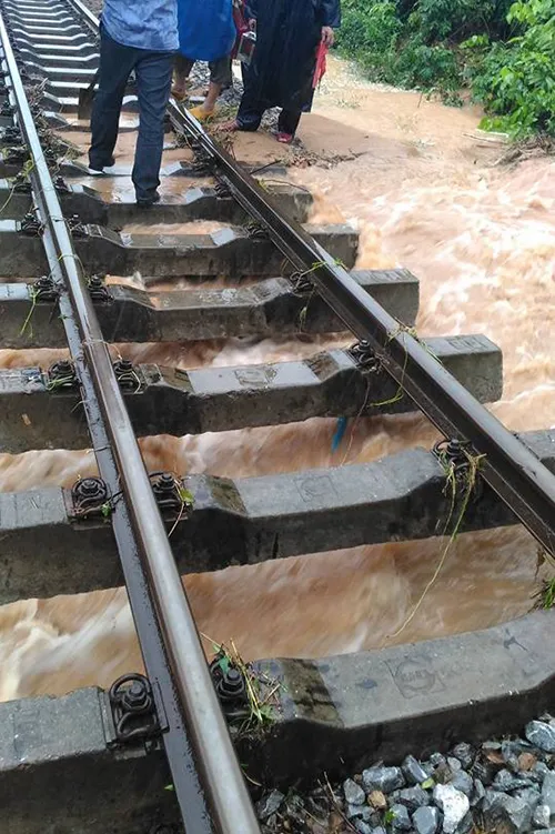 Chùm ảnh: Lụt ngập nóc nhà ở Quảng Bình ảnh 7 Chùm ảnh: Lụt ngập nóc nhà ở Quảng Bình ảnh 7