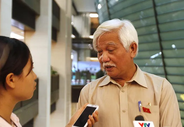  Đại biểu Quốc hội - nhà sử học Dương Trung Quốc đặt câu hỏi về việc mua quan bán chức. (Ảnh: Việt Hưng) 