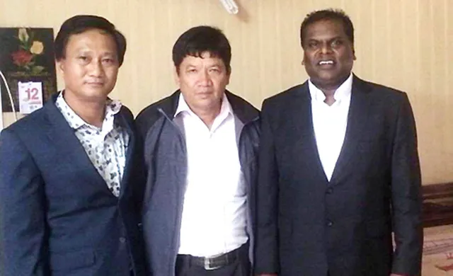 Luật sư Shanmugam và cha của Đoàn Thị Hương (đứng giữa). Ảnh: A.H