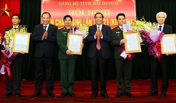 Phó Trưởng Ban Thường trực Ban Tổ chức Trung ương Nguyễn Thanh Bình, Bí thư Tỉnh ủy Hải Dương Nguyễn Mạnh Hiển trao quyết định và chúc mừng các đồng chí tân Ủy viên Ban Thường vụ Tỉnh ủy Hải Dương.