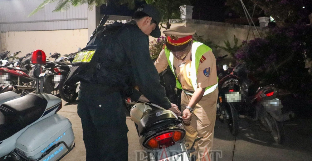 Lực lượng làm nhiệm vụ đã lập biên bản vi phạm ba lỗi, đồng thời tạm giữ phương tiện. Ảnh: CHÂU ANH csgt-cong-an-tp-can-tho-tram-ba-lang-6.jpg