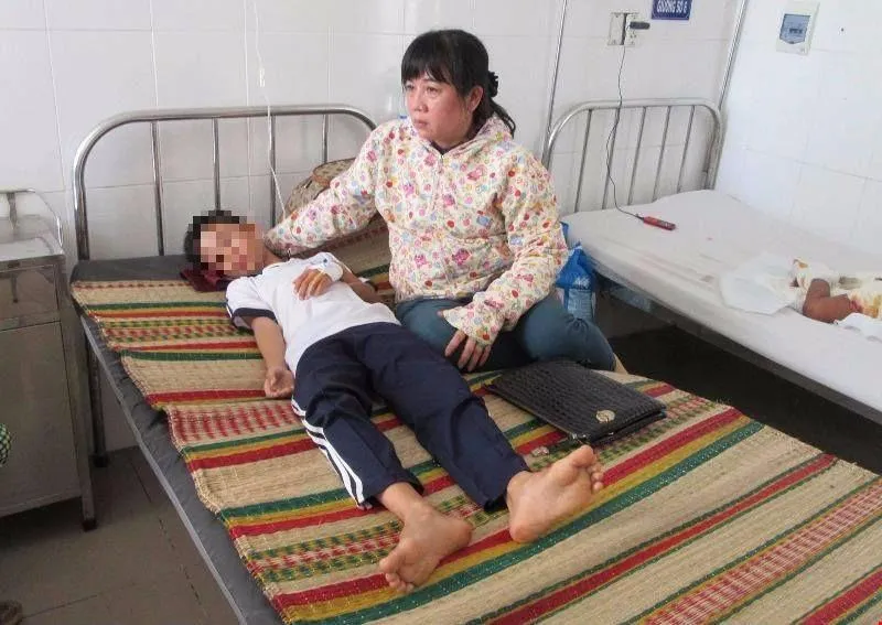 Mẹ bị điện giật, 2 cháu mồ côi được nhận lo ăn học ảnh 1