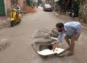 Cặp hố ga nguy hiểm chực chờ người đi đường ảnh 3 Hố ga mất nắp giữa đường ở quận Bình Tân làm người đi đường bị sụp