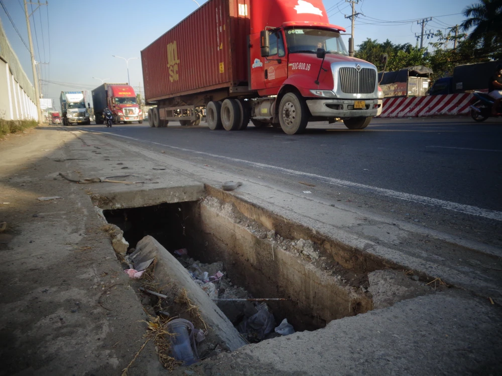 Cặp hố nguy hiểm đã có nắp ảnh 2