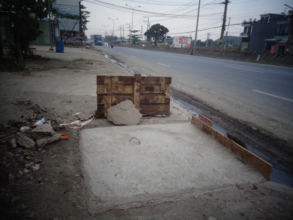 Cặp hố nguy hiểm đã có nắp ảnh 3