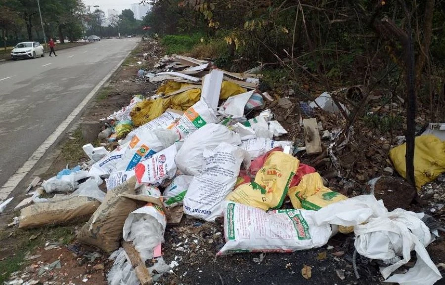 Hà Nội: Rác bủa vây Công viên Hoà Bình ảnh 1