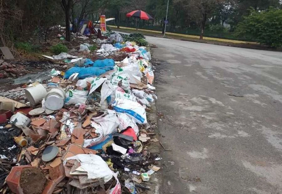 Hà Nội: Rác bủa vây Công viên Hoà Bình ảnh 3