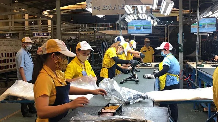 Việc tăng lương tối thiểu vào ngày 1-7-2022 với kỳ vọng cải thiện thu nhập cho người lao động. Ảnh: PHONG ĐIỀN Việc tăng lương tối thiểu vào ngày 1-7-2022 với kỳ vọng cải thiện thu nhập cho người lao động. Ảnh: PHONG ĐIỀN