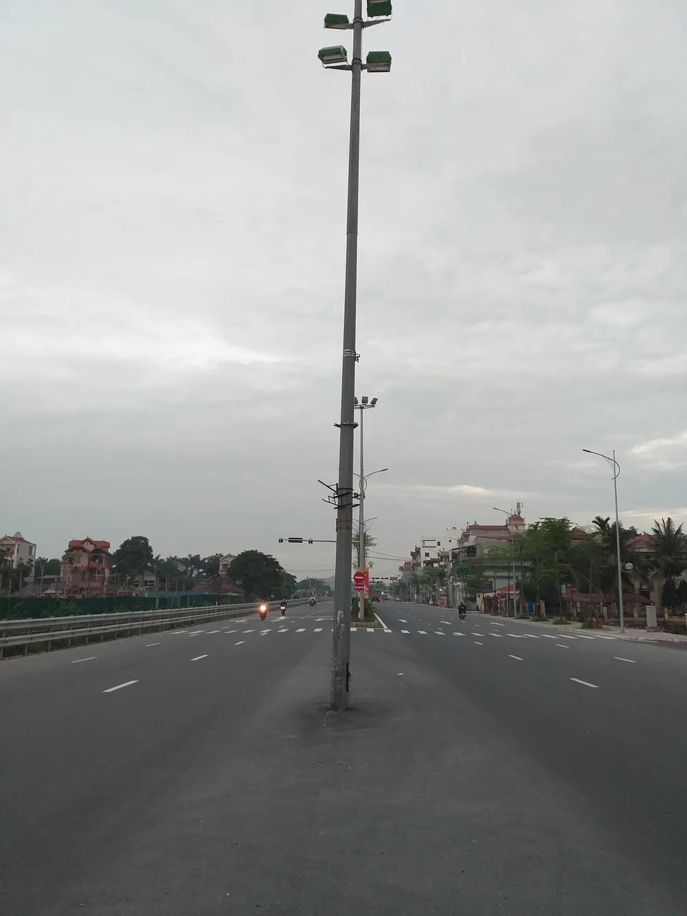 Cần sơn phản quang cột đèn này để người đi đường có thể quan sát nhận biết được vật cản từ xa