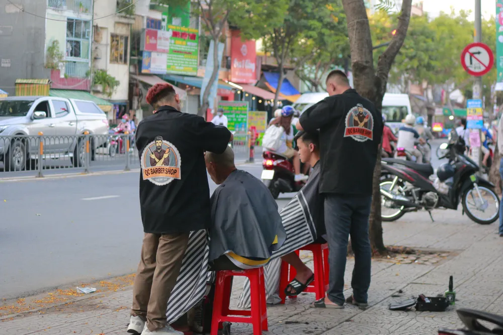 Đa phần người đến cắt tóc là những người lao động tự do và con cái của họ. Ảnh: MINH THUẬN Đa phần người đến cắt tóc là những người lao động tự do và con cái của họ. Ảnh: MINH THUẬN